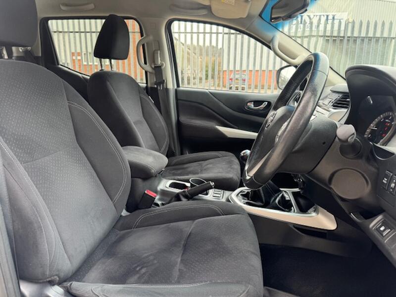 NISSAN NAVARA